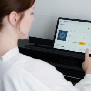 Frau schaut Casio AP-S450 App am Tablet an